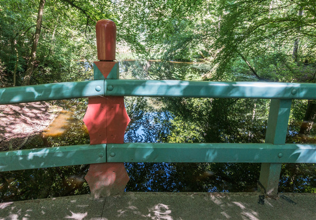Het opvallendste, roodgekleurde brugelement.
              <br/>
              Marcel Westhoff, augustus 2015